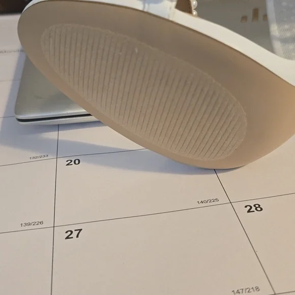 Steve Madden Elegant White Stiletto Heels with Bow - Picture 5 of 6